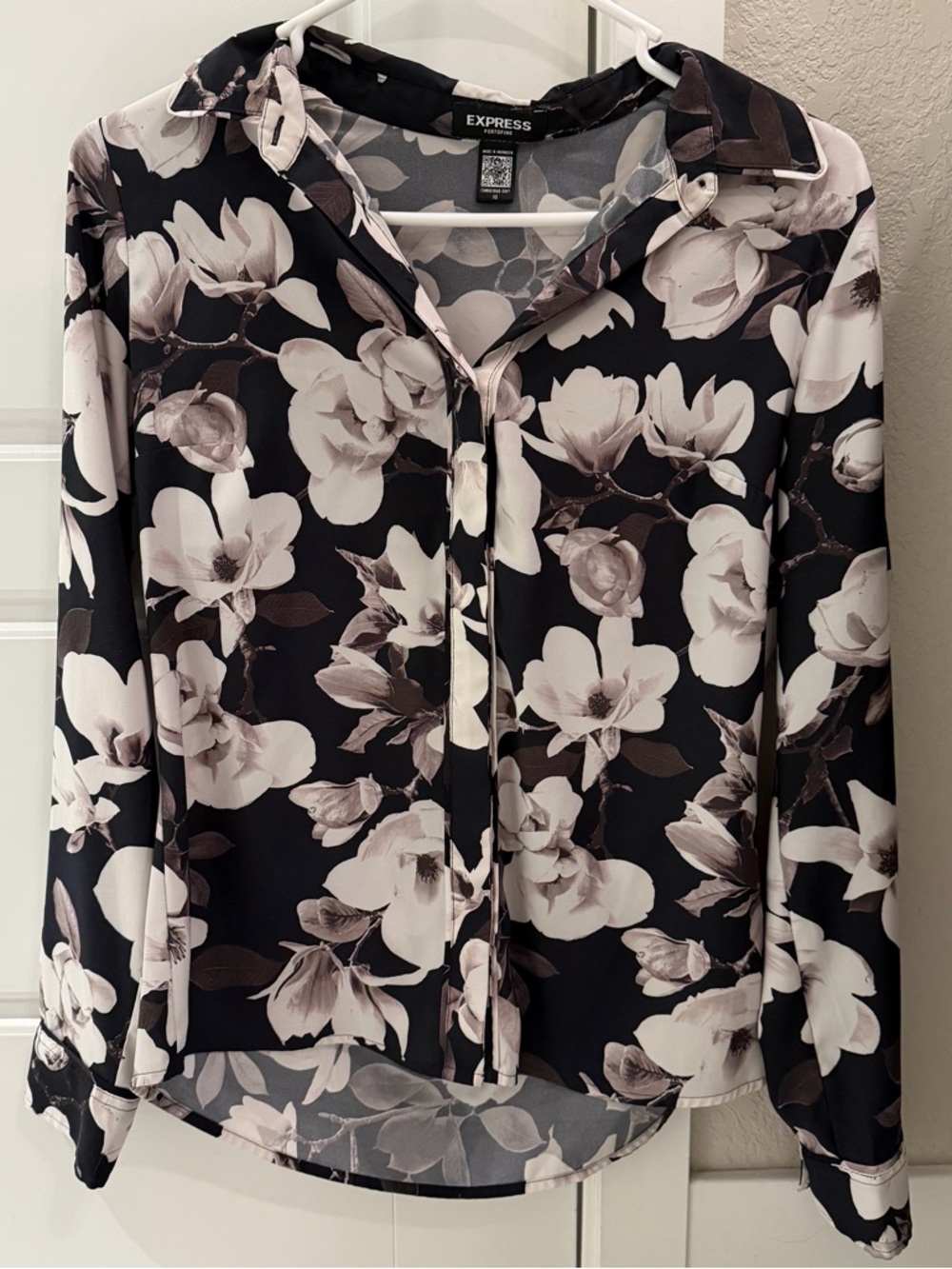 Express Black Floral Button-Down Blouse Portofino with White Flowers Size XS